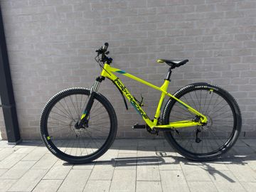 Used Rock Machine Custom Shimano Altus 2025 Mountainbike, Green — image 1 of 3