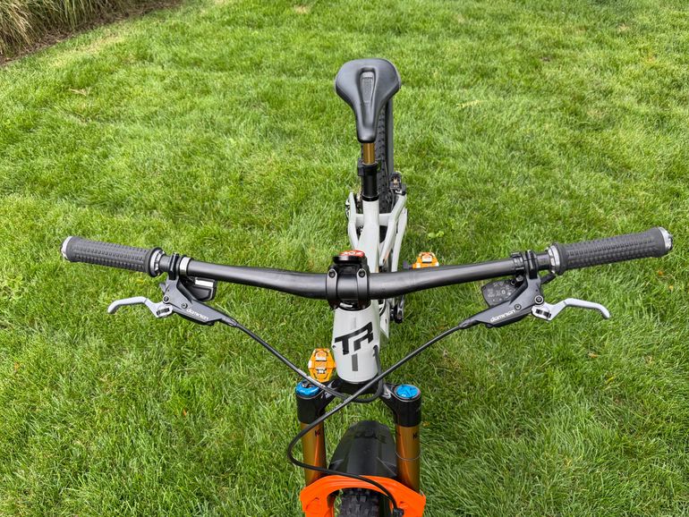 Used Transition Smuggler 2025 Mountainbike, Light Gray — image 12 of 14