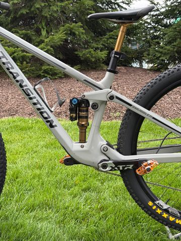 Used Transition Smuggler 2025 Mountainbike, Light Gray — image 13 of 14