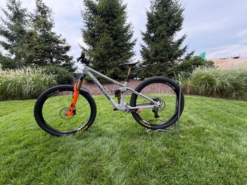 Used Transition Smuggler 2025 Mountainbike, Light Gray — image 2 of 14