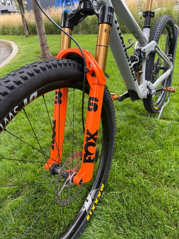 Used Transition Smuggler 2025 Mountainbike, Light Gray — image 6 of 14