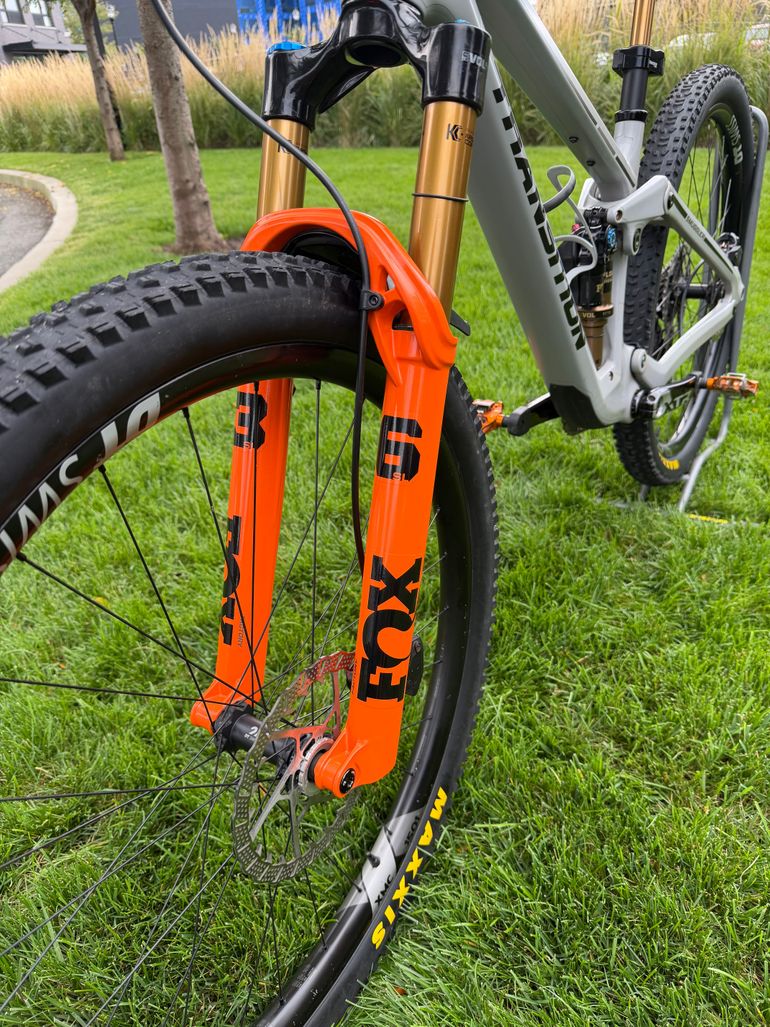 Used Transition Smuggler 2025 Mountainbike, Light Gray — image 6 of 14