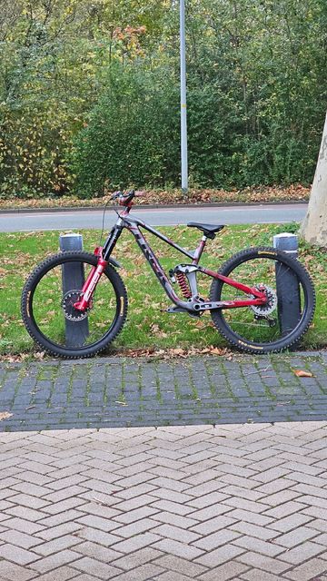 Trek Slash 7 Gen 5 2023 2023 Mountainbike d'occasion — image 1 sur 10