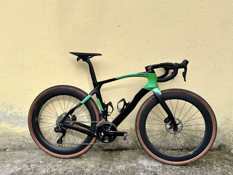 Pinarello GREVIL F9 - SHIMANO GRX Di2 2024