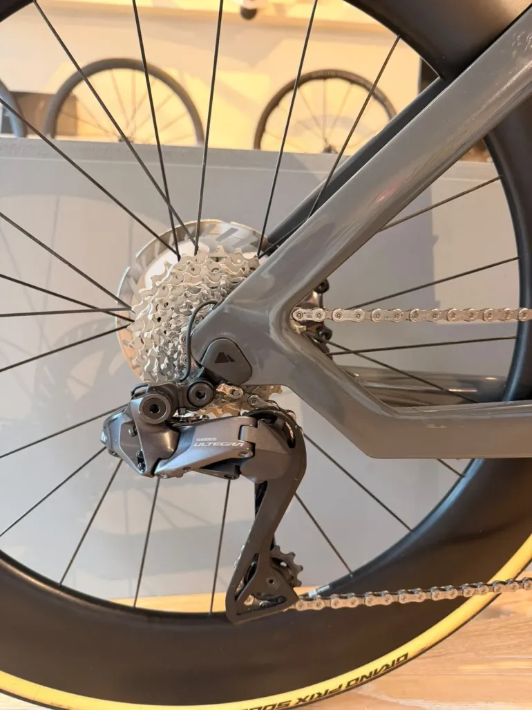 Cyn Standing Brugt Canyon Speedmax Shimano Ultegra Di2 – € 4,500 | buycycle