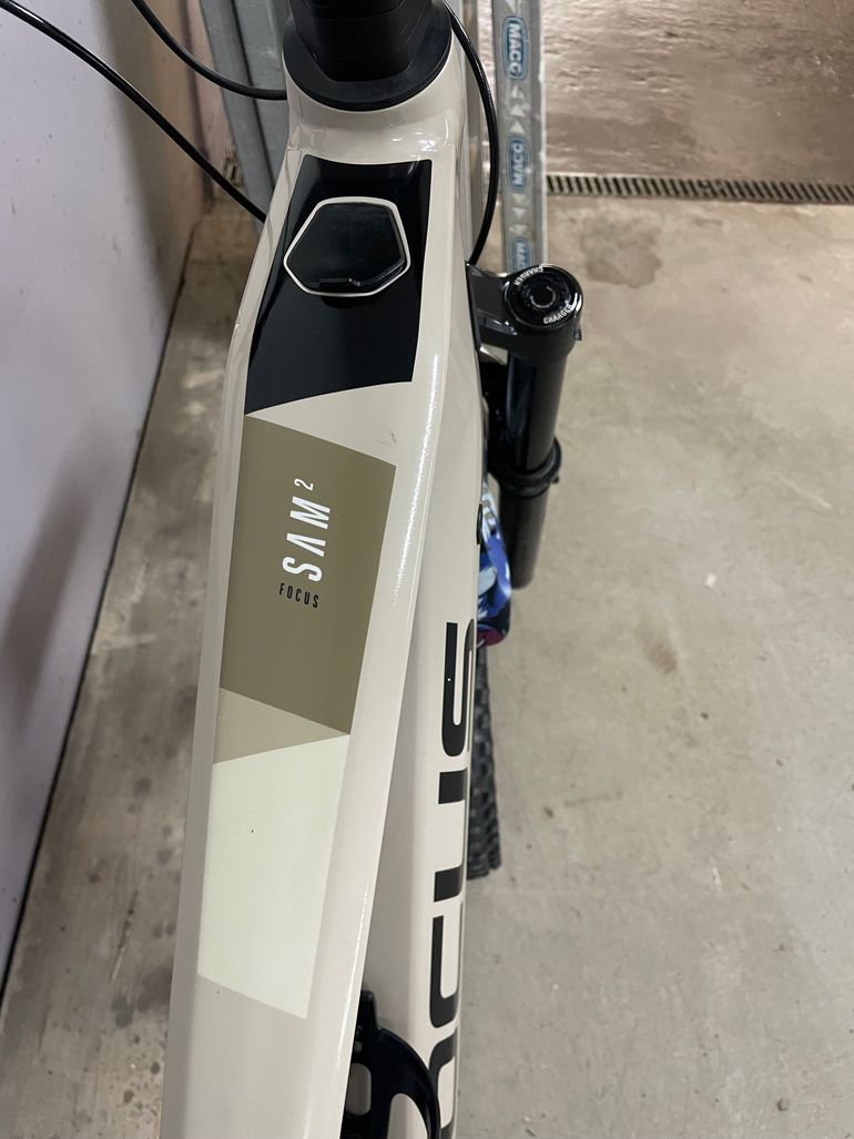 Used Focus SAM2 6.8 2021 Mountainbike, Light Gray — image 8 of 16