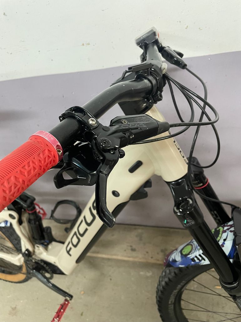 Used Focus SAM2 6.8 2021 Mountainbike, Light Gray — image 5 of 16