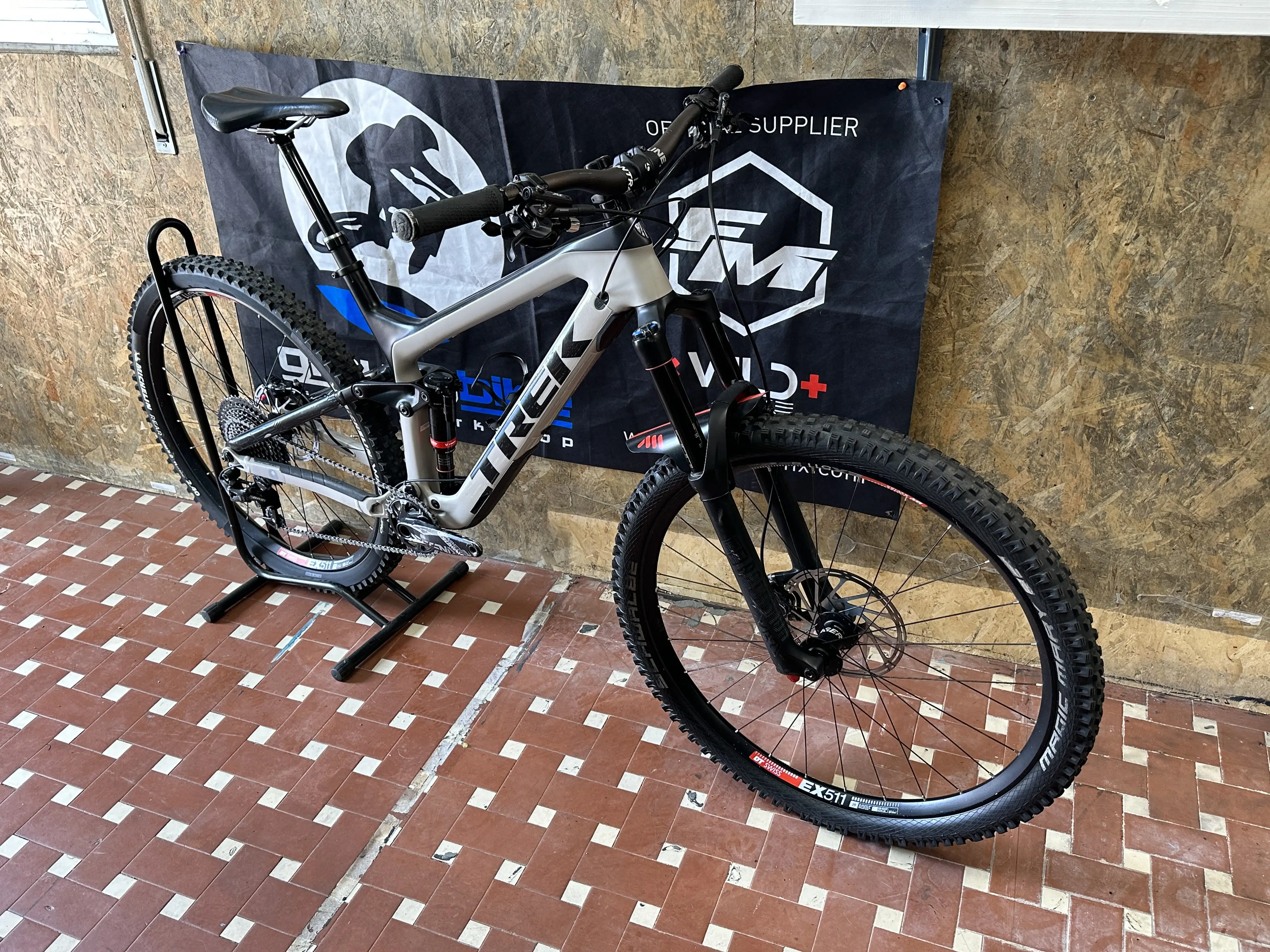 Trek slash 9.7 online 2018 specs