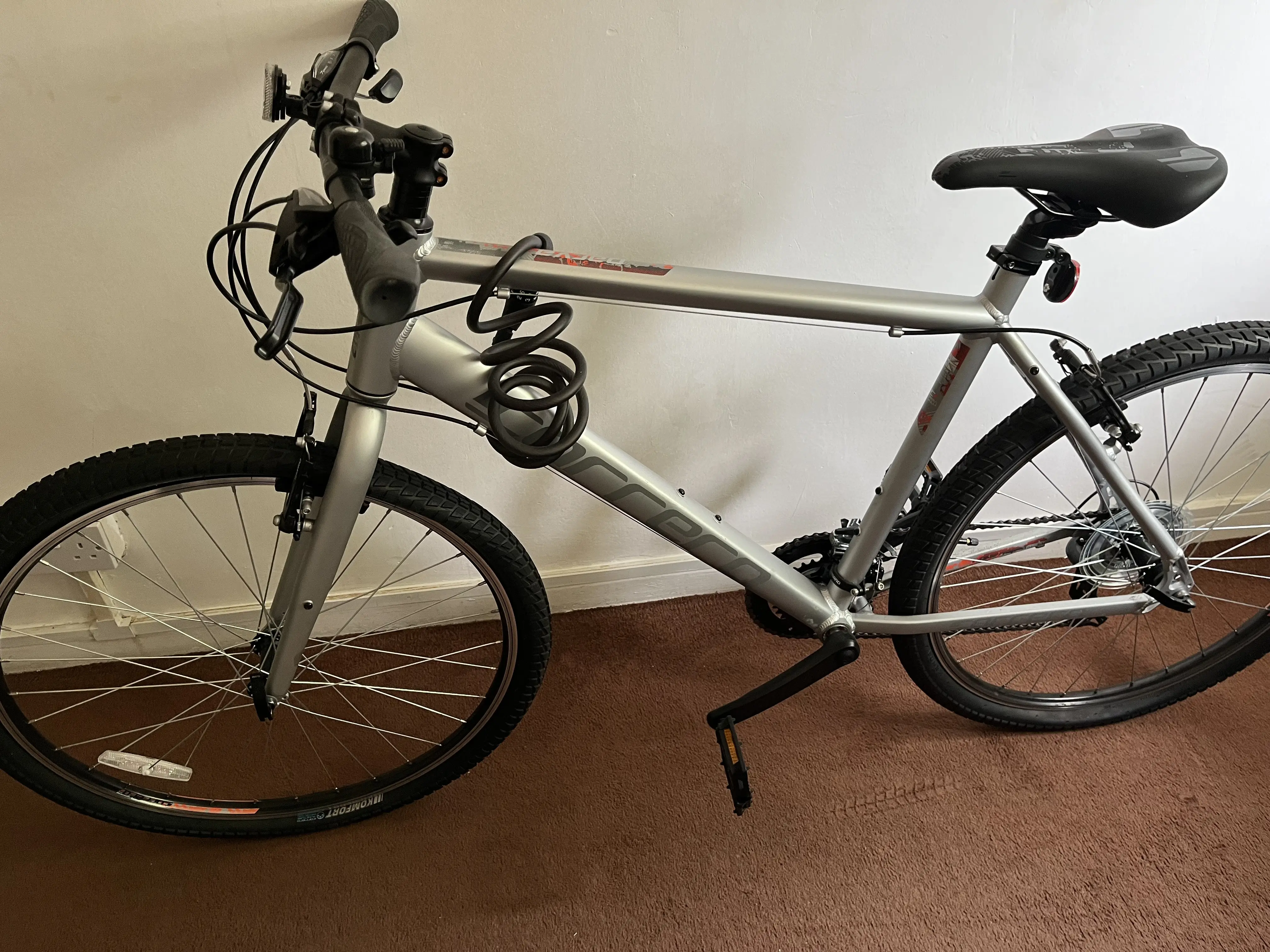 Carrera parva cheap mens hybrid bike