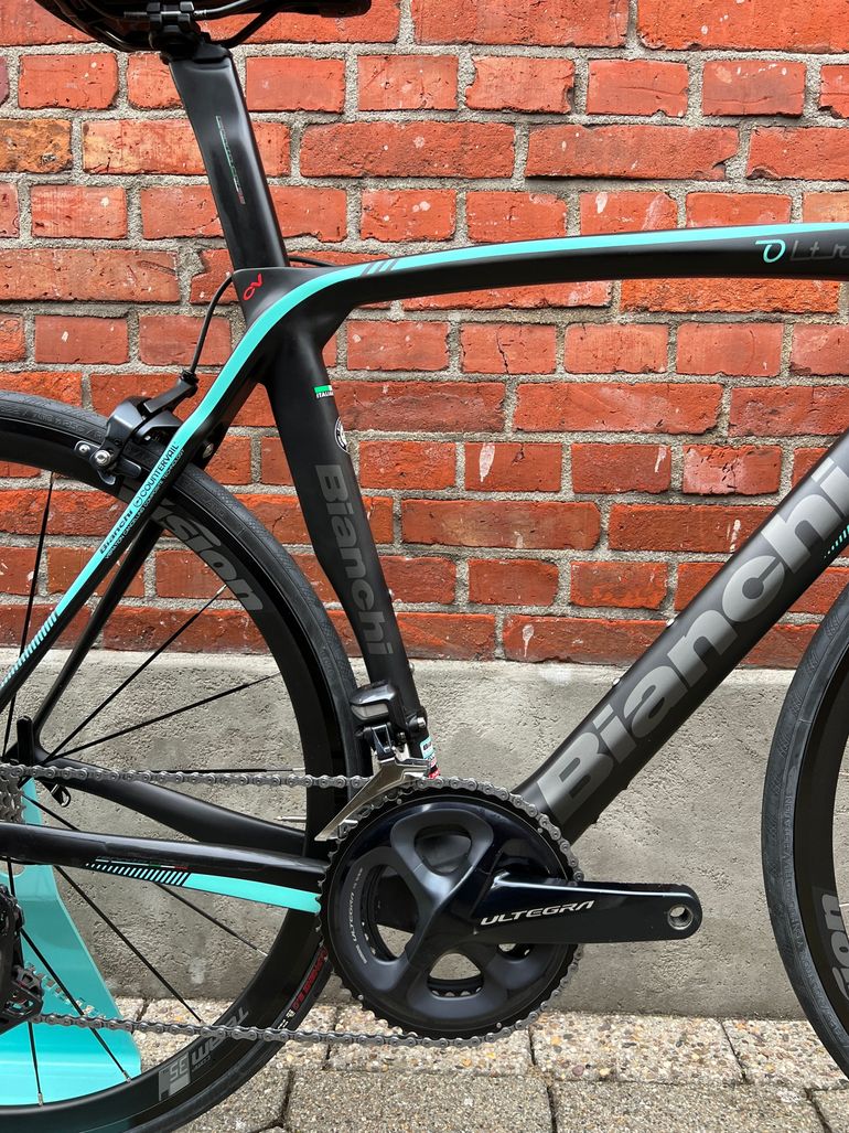 Bianchi oltre xr4 cv ultegra best sale di2 compact disc road bike 2019