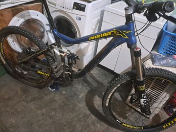 Used Giant Reign X0 2014 Mountainbike, Blue — image 1 of 3