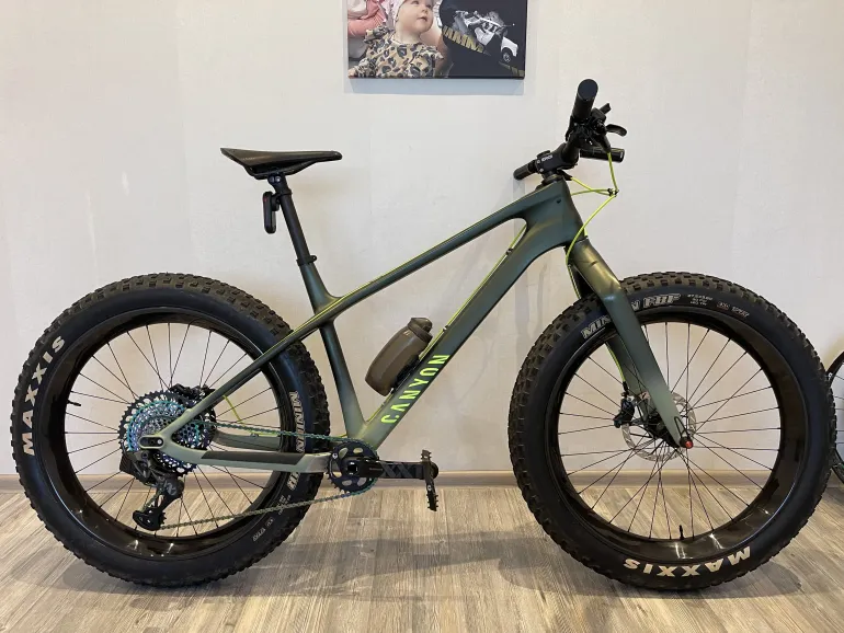 Used Canyon Dude CF 8 2022 Mountainbike, Green — image 1 of 3