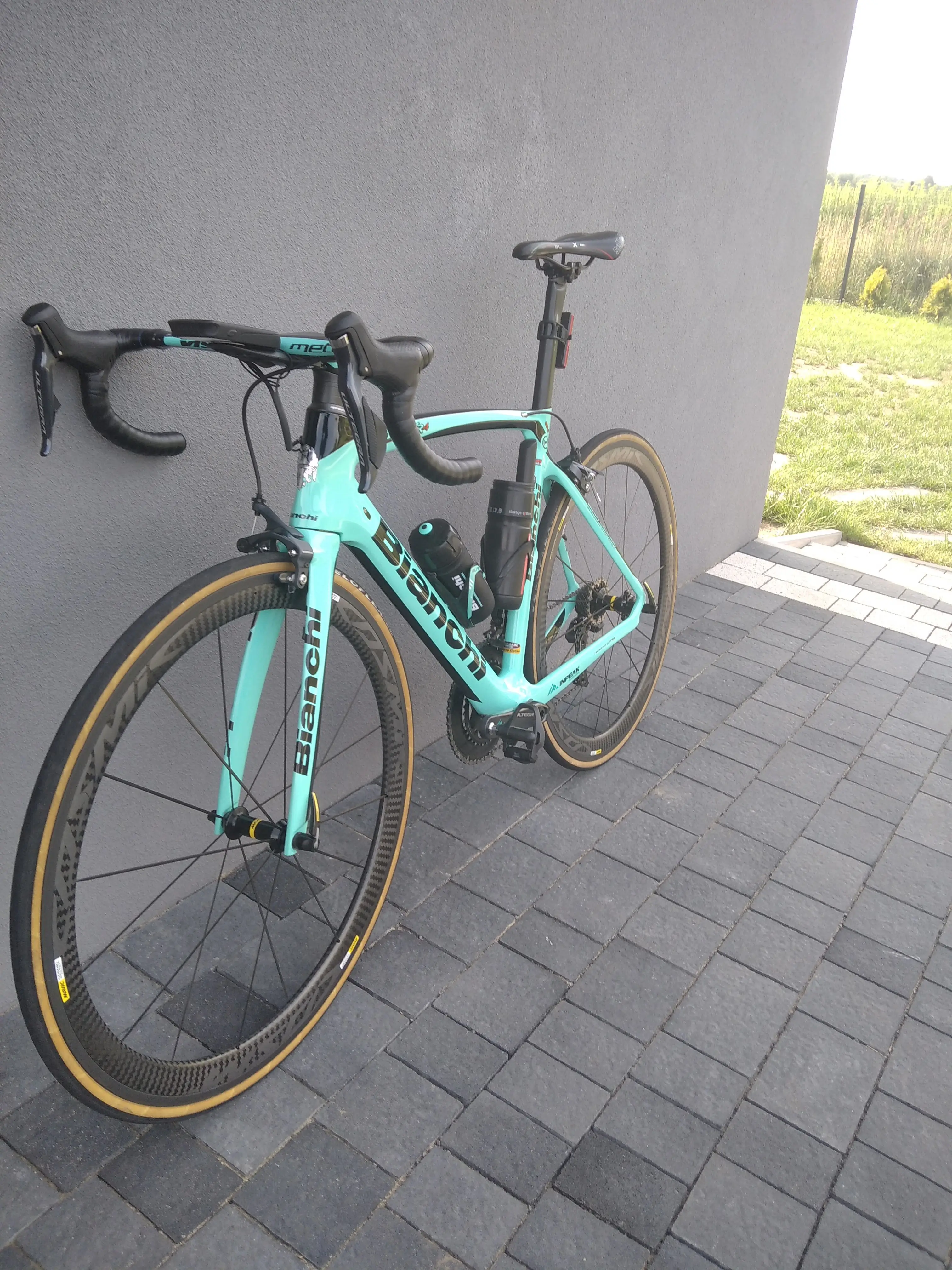 Bianchi oltre xr4 ultegra di2 disc road bike hot sale 2019