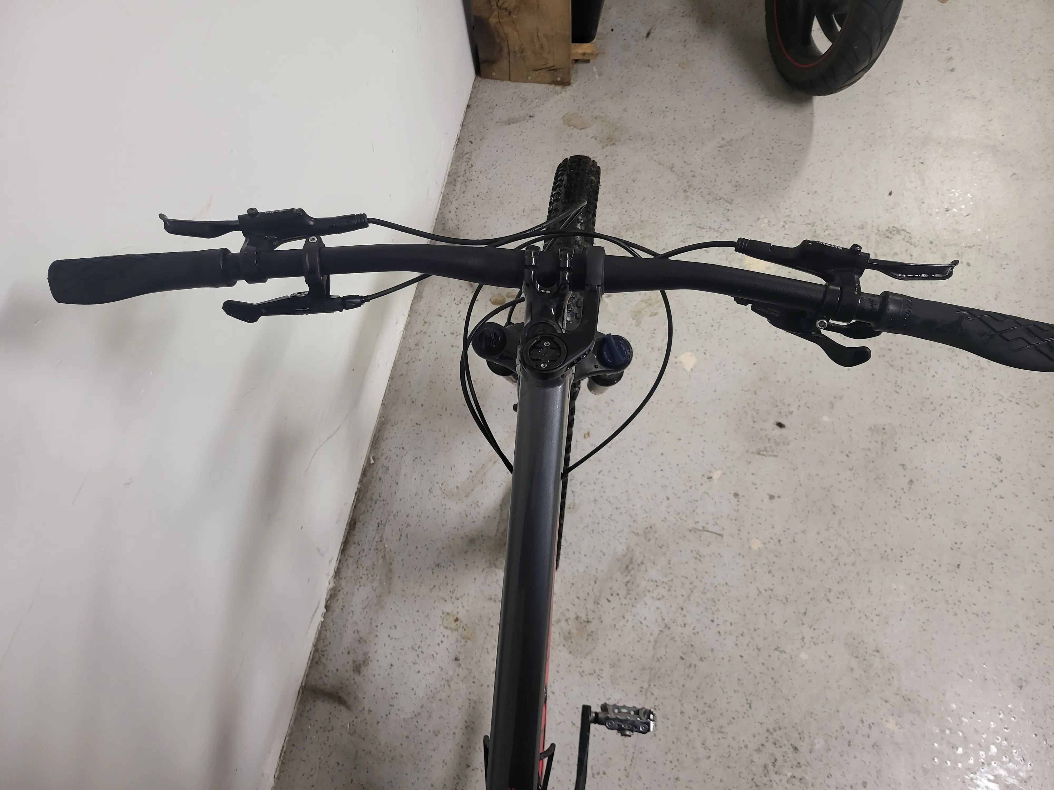 Trek roscoe 6 vs best sale specialized rockhopper