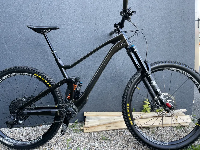 Used Lapierre Zesty AM CF 8.9 2023 Mountainbike, Black, 29 — image 1 of 5