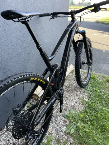 Used Lapierre Zesty AM CF 8.9 2023 Mountainbike, Black, 29 — image 2 of 5