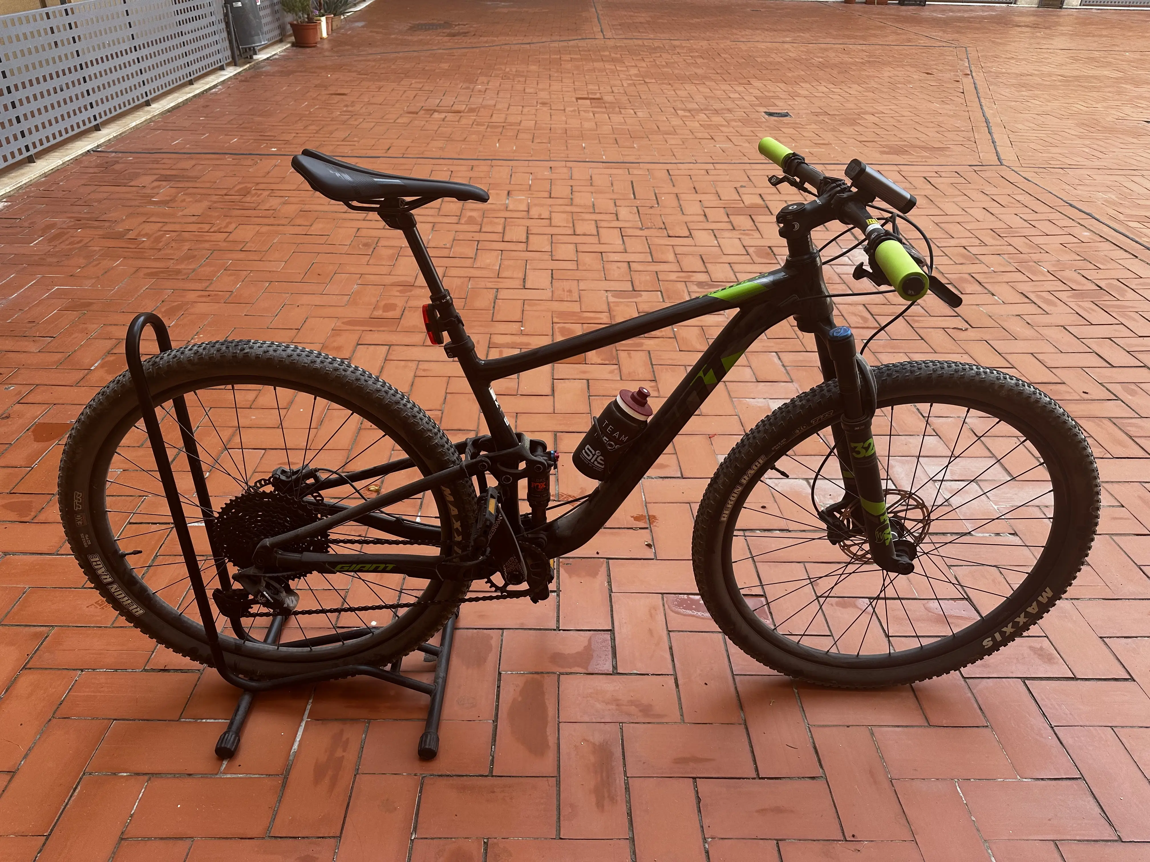 Giant anthem 29 2 mountain best sale bike 2020