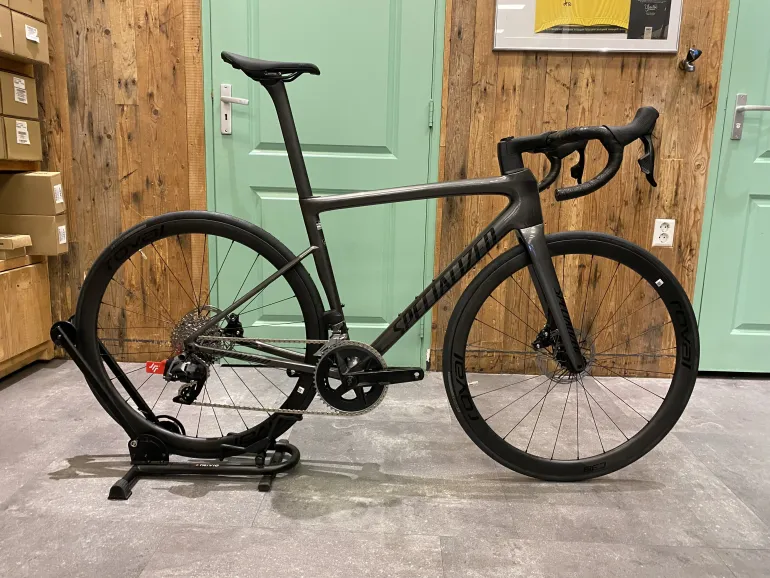 Used Specialized Tarmac SL8 Expert 2024 Road & Gravel, Hellgrau — image 1 of 3