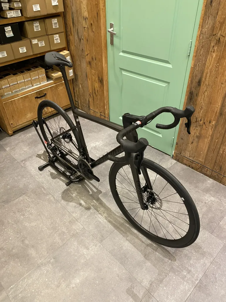 Used Specialized Tarmac SL8 Expert 2024 Road & Gravel, Hellgrau — image 2 of 3