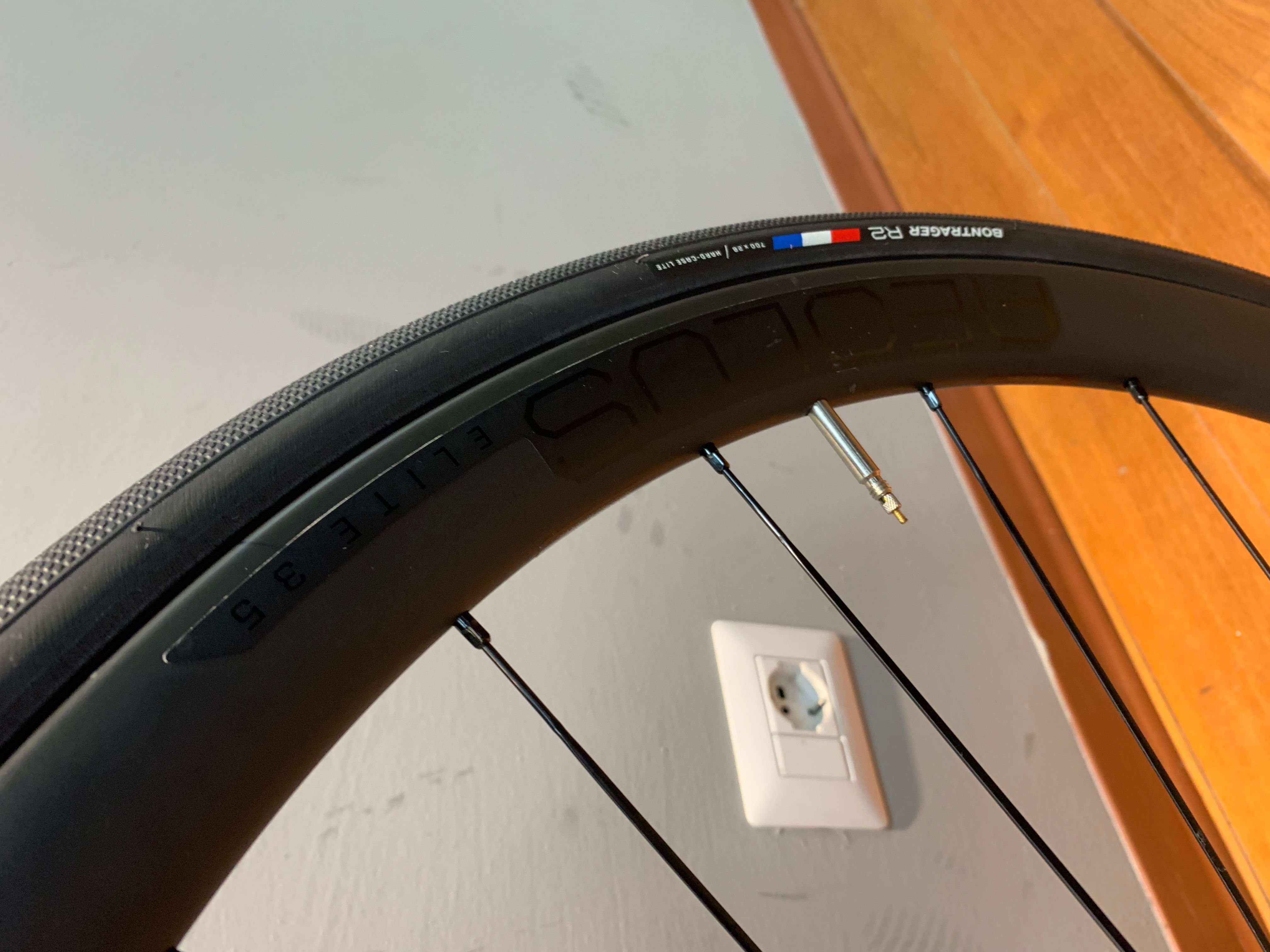 Bontrager r2 online 700x28