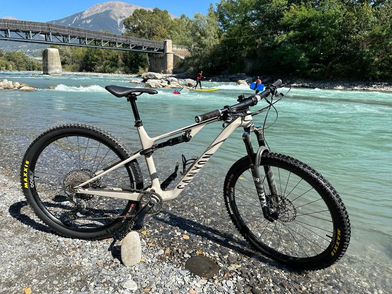 Used Canyon Lux Trail CF 6 2023 Mountainbike — image 1 of 11