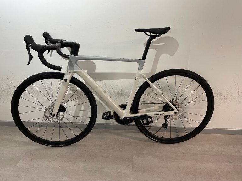 Used Focus Izalco Max 8.7 2024 Road & Gravel, White — image 3 of 3