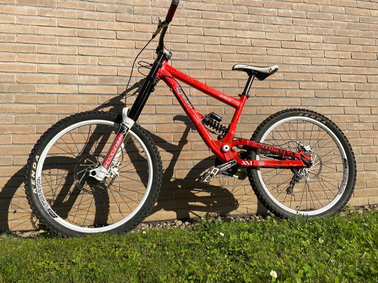 Used Commencal SUPREME DH 2010 Mountainbike, Red — image 1 of 7