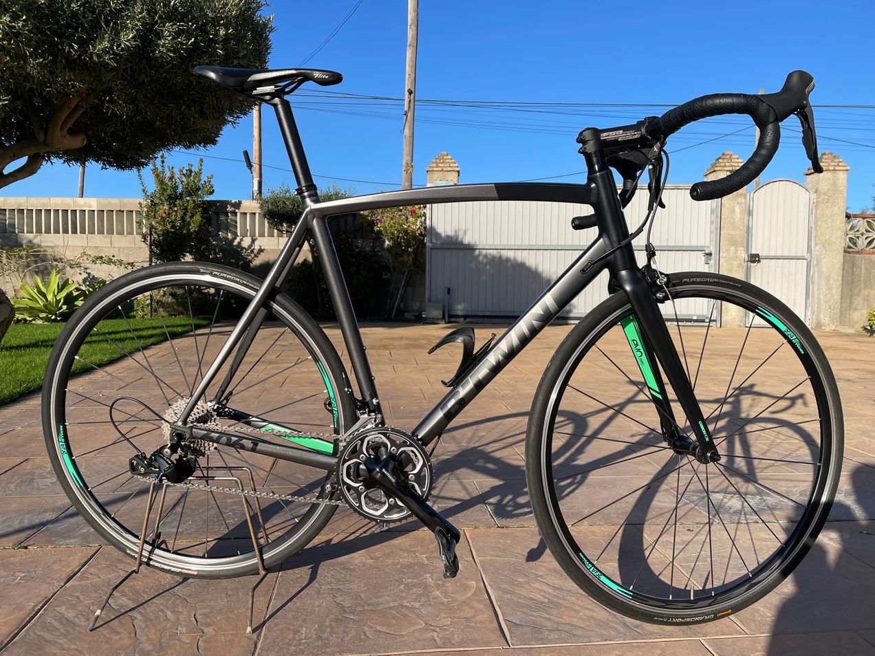 B Twin Ultra 700 af used in L | buycycle