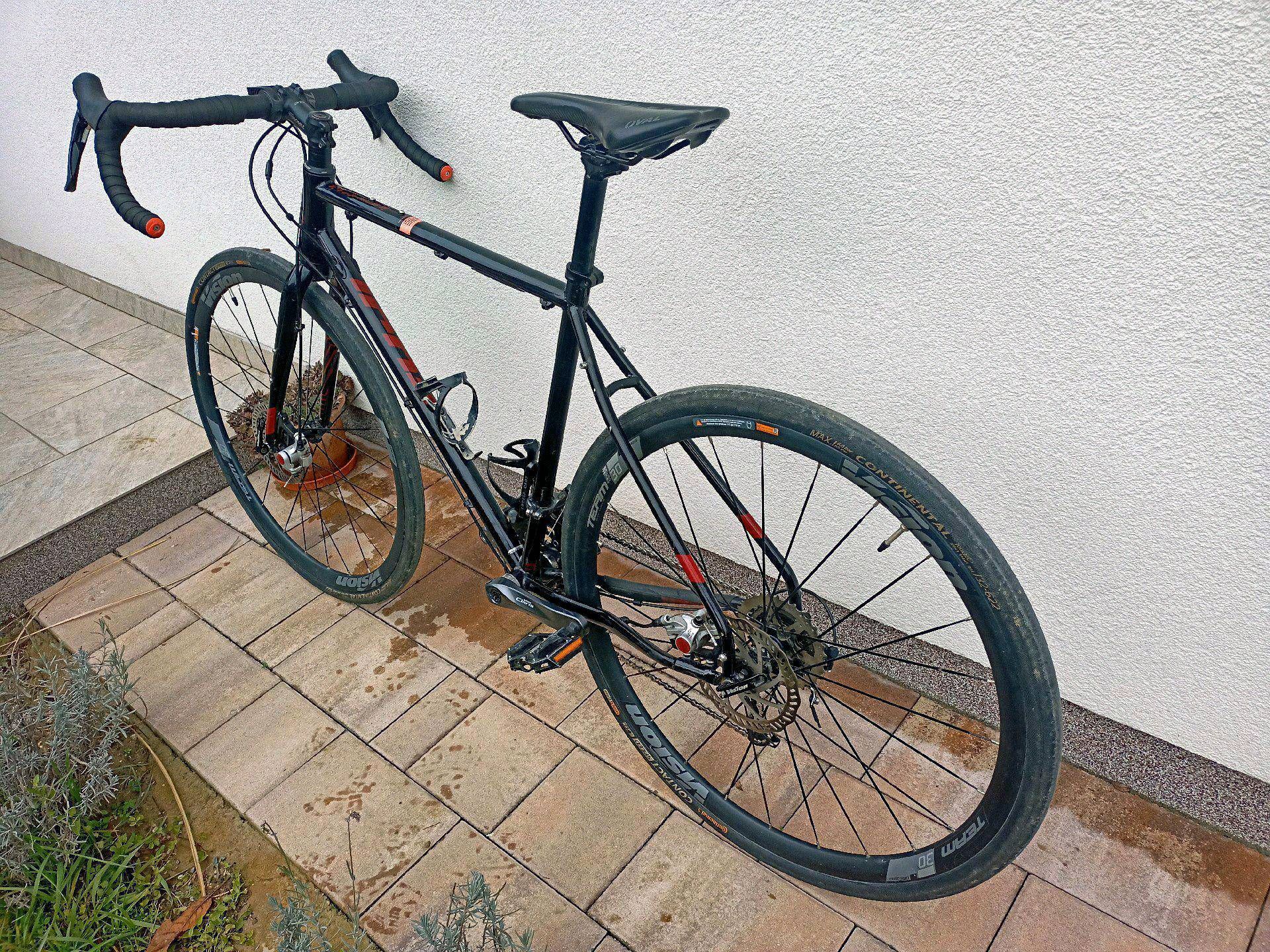 Fuji jari 2.5 online adventure road bike 2021