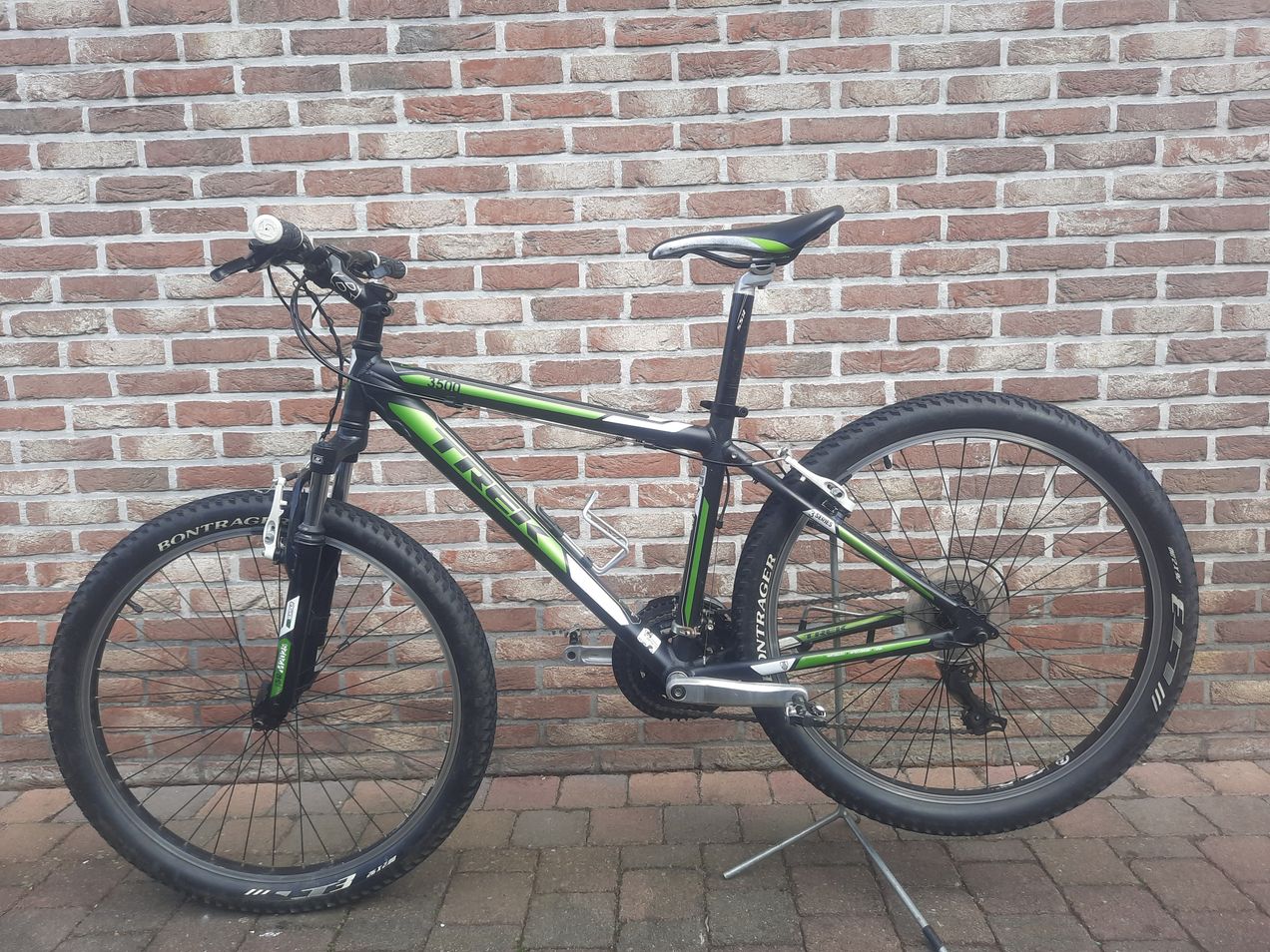 Trek 3500 mountain best sale bike black and green