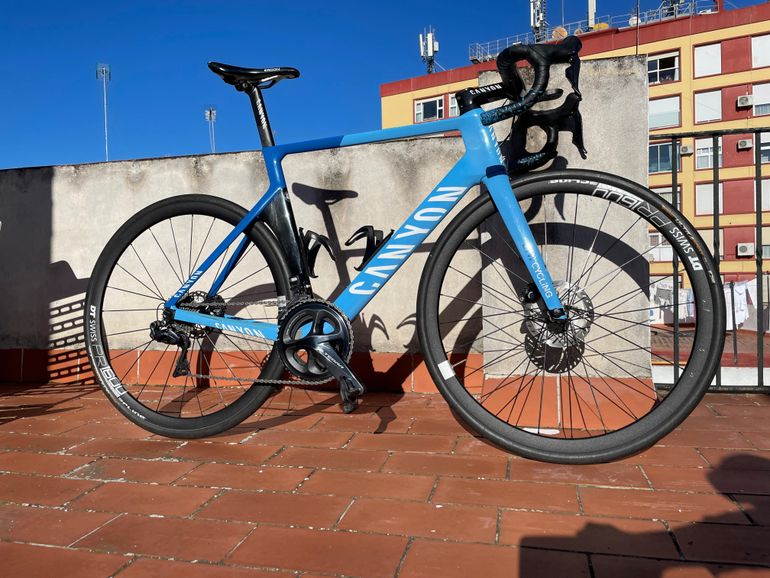 Used Canyon Aeroad CF SLX 8 Disc Di2 2020 Road & Gravel, Blue — image 19 of 21