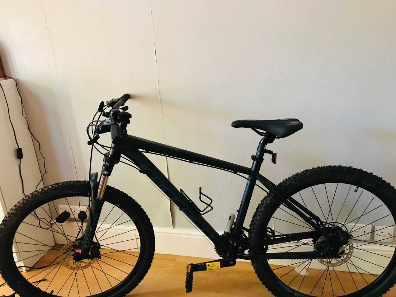 Carrera vengeance cheap black mountain bike