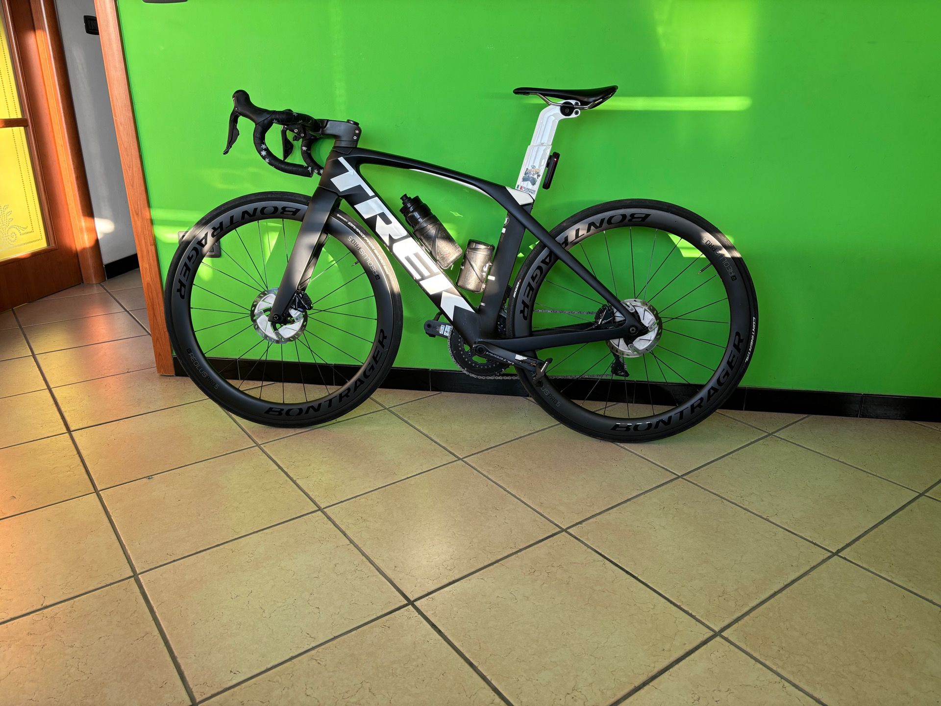 Trek madone slr 6 best sale speed disc