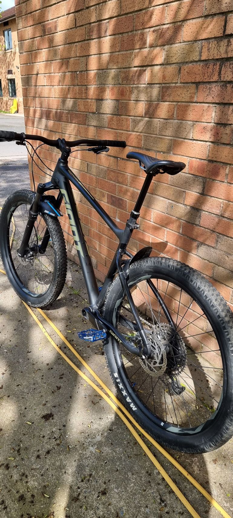 Trek roscoe 8 cheap vs giant fathom 1