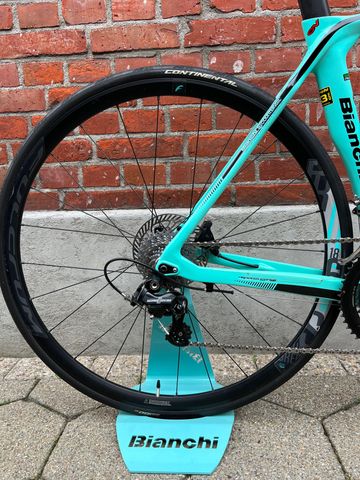 Used Bianchi Oltre XR3 CV Disc Carbon/Campagnolo Potenza 2x11/Size 53/Good Condition! 2021 Road & Gravel, Green — image 2 of 14
