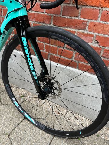 Used Bianchi Oltre XR3 CV Disc Carbon/Campagnolo Potenza 2x11/Size 53/Good Condition! 2021 Road & Gravel, Green — image 4 of 14