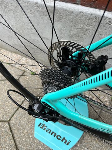 Used Bianchi Oltre XR3 CV Disc Carbon/Campagnolo Potenza 2x11/Size 53/Good Condition! 2021 Road & Gravel, Green — image 10 of 14