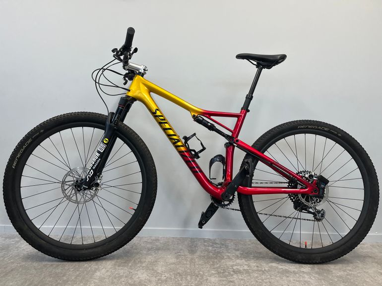 Used Specialized Epic Expert Carbon 2019 Mountainbike, Red — image 1 of 7