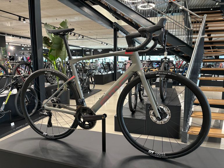 Used BMC Roadmachine 01 THREE 2022 2022 Road & Gravel, Grigio chiaro — image 3 of 5