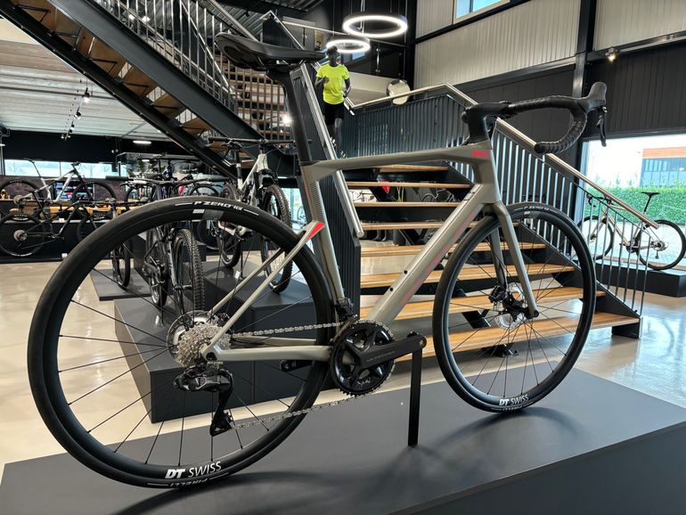 Used BMC Roadmachine 01 THREE 2022 2022 Road & Gravel, Grigio chiaro — image 1 of 5