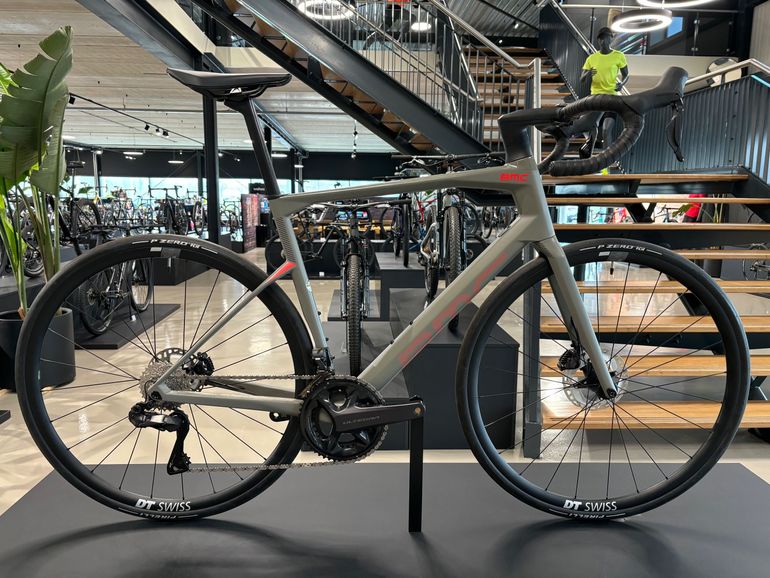 Used BMC Roadmachine 01 THREE 2022 2022 Road & Gravel, Grigio chiaro — image 2 of 5