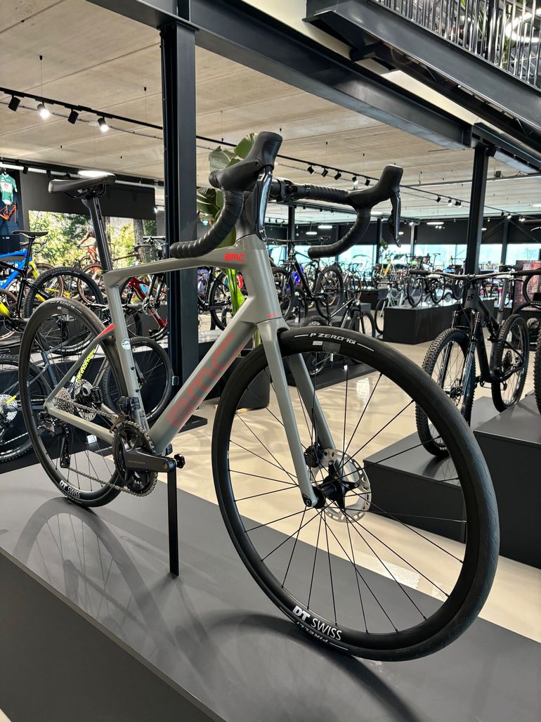 Used BMC Roadmachine 01 THREE 2022 2022 Road & Gravel, Grigio chiaro — image 5 of 5