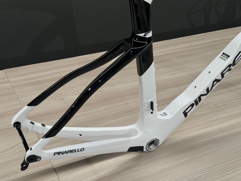 Pinarello DOGMA F FRAMESET SPEEDSTER WHITE MIS 540 2024 Road & Gravel d'occasion — image 4 sur 5