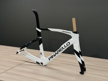 Pinarello DOGMA F FRAMESET SPEEDSTER WHITE MIS 540 2024 Road & Gravel d'occasion — image 2 sur 5
