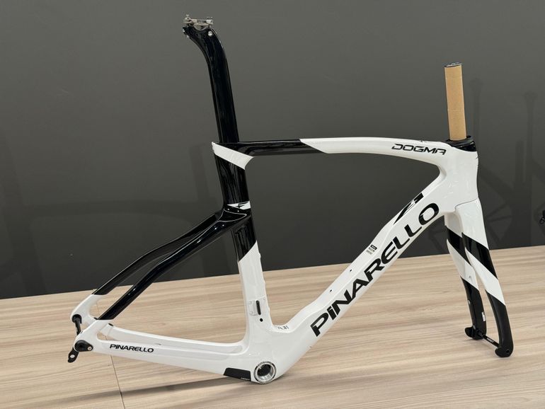 Pinarello DOGMA F FRAMESET SPEEDSTER WHITE MIS 540 2024 Road & Gravel d'occasion — image 3 sur 5
