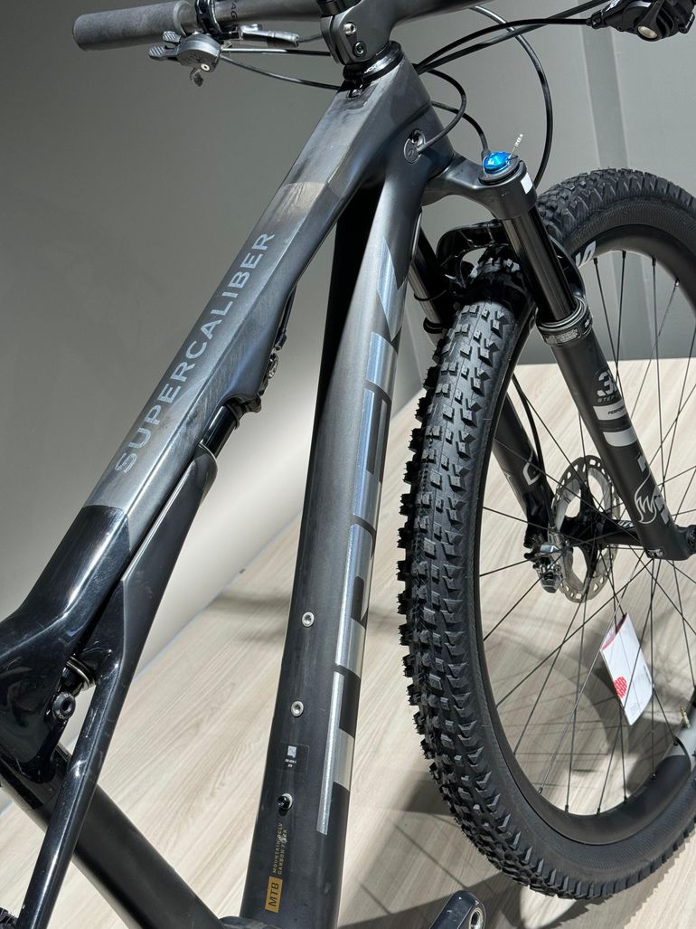 Used Trek SUPERCALIBER GEN 1 TG. M/L 2023 Mountainbike, Black — image 10 of 20