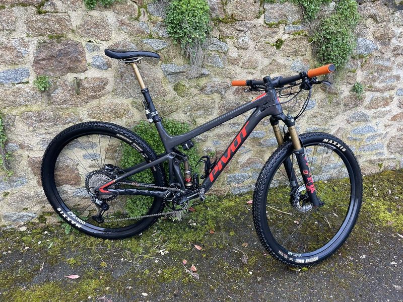 Tweedehands Pivot Mach 4 SL Pro XT/XTR w/ 100mm Fork & Fox Live Valve w/ Carbon Wheels 2022 2022 MTB