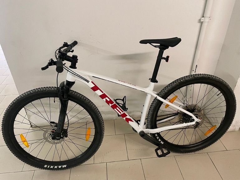 Used Trek X-Caliber 8 2023 2023 Mountainbike, White, 27.5, 29 — image 1 of 10