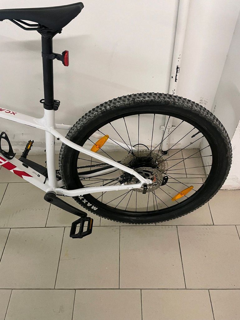 Used Trek X-Caliber 8 2023 2023 Mountainbike, White, 27.5, 29 — image 7 of 10