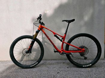 Used Rocky Mountain Element Carbon 50 2022 Mountainbike, Rosso — image 1 of 45